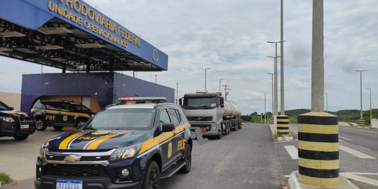 PRF apreende caminhão em Juazeiro do Norte e descobre esquema de sonegação de combustível