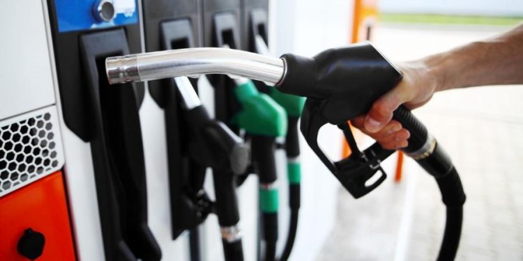 Litro da gasolina chega a R$ 8 pela primeira vez, informa ANP