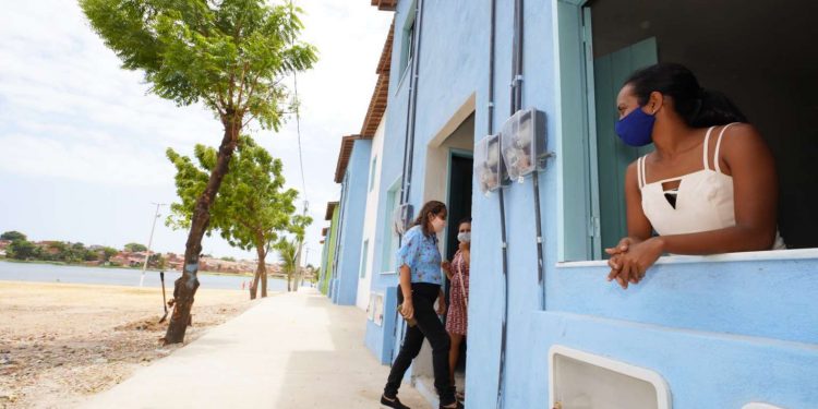 Camilo Santana sanciona programa para ampliar oferta de habitação no Estado