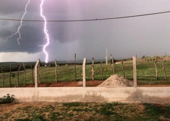 Morador fotografou um raio na localidade de Baixio da Roça, em Acopiara (Foto: Anderson Lima)