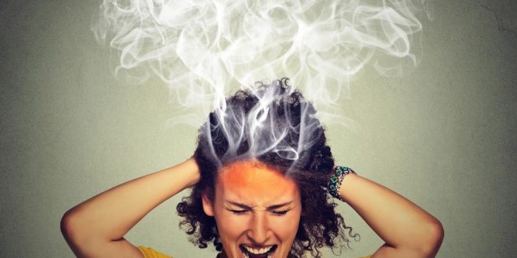 Raiva, tristeza e exaustão física podem ser gatilhos para AVC, diz estudo