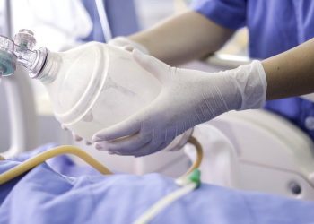 Pacientes em condições graves normalmente precisam de suporte respiratório (Foto: Getty Images)