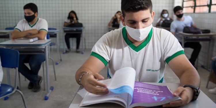 Ano letivo da rede estadual começa com exigência do cartão de vacinação; veja data