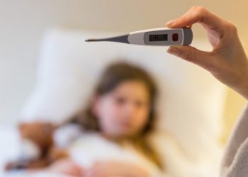 Médicos aconselham isolamento e só sair de causa para testar filhos se a criança integrar grupo de risco ou tiver doenças pulmonares (Foto: Freepik)