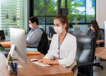 Covid-19: empresa pode demitir funcionário que vai trabalhar infectado? (Foto: Prasit photo/Getty Images)