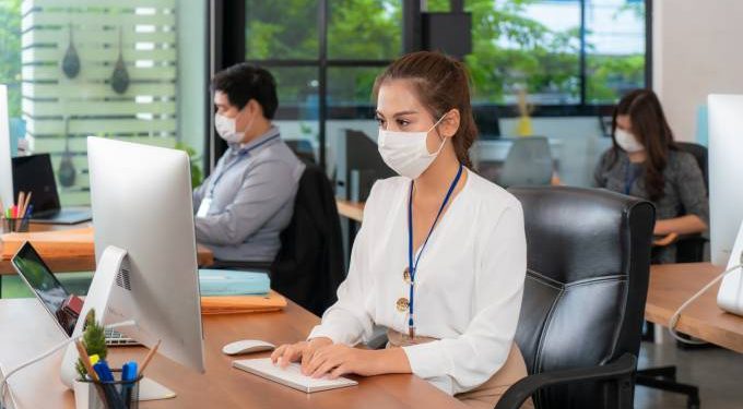 A empresa pode demitir trabalhador com Covid que for trabalhar?