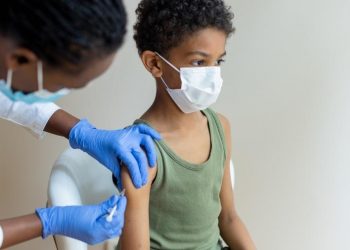 Vacinação de crianças é fundamental para evitar mortes e internação infantil (Foto: iStock)