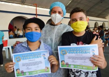 No Crato, imunizados também recebem certificado de coragem (Foto: Ascom/PMC)
