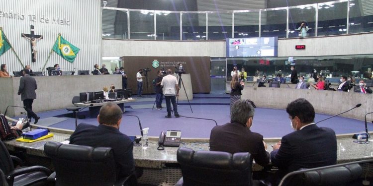 Reajuste de 33,34% no salário dos professores da rede estadual é aprovado na Assembleia