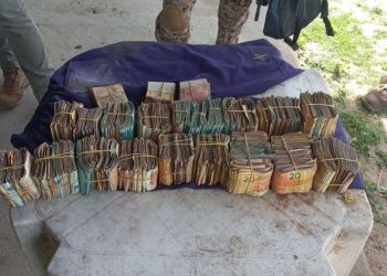 Além das armas e das drogas, mais de R$ 136 mil foram apreendidos com o grupo em fazenda de Itapipoca (Foto: Divulgação/PMCE)