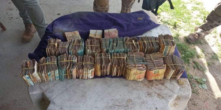 Seis pessoas são presas com armas, drogas e mais de R$ 136 mil em espécie em fazenda no interior do Ceará