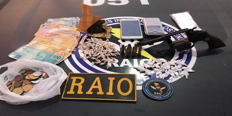 Crato: Mulher é presa após a PM apreender arma, munições, drogas e dinheiro em sua casa