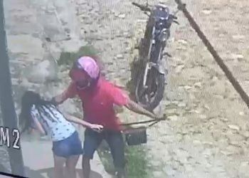 Jovem foi agredida na cabeça durante assalto em Juazeiro do Norte (Foto: Reprodução)