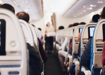 O que o piloto faz quando alguém nasce a bordo? Qual a nacionalidade?