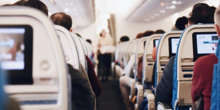 O que o piloto faz quando alguém nasce a bordo? Qual a nacionalidade?