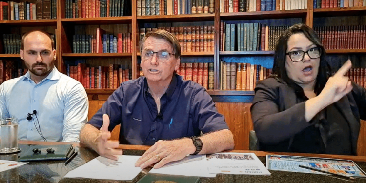 O presidente Jair Bolsonaro (PL) durante live no dia 18 de fevereiro (Foto: Reprodução/Redes sociais)