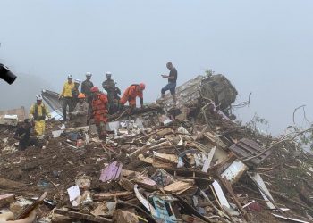 Bombeiros do Ceará atuam na busca de sobreviventes na tragédia em Petrópolis, no Rio de Janeiro (Foto: Divulgação/Corpo de Bombeiros)
