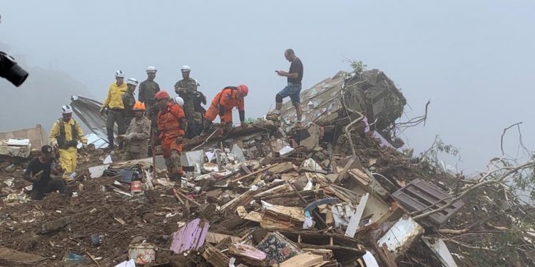 Bombeiros do Ceará atuam na busca de sobreviventes na tragédia em Petrópolis, no Rio de Janeiro (Foto: Divulgação/Corpo de Bombeiros)