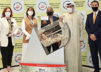 Carlos Torres, o brasileiro sortudo que levou o prêmio do sorteio no aeroporto de Dubai (Foto: Reprodução/Dubai Duty Free)