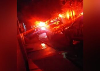 Carros da Polícia Militar estiveram no local momentos após a chacina em uma casa no Bairro Triângulo (Foto: Reprodução)