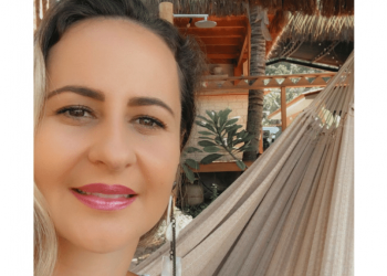 Claydiane Fick colocou o cachorro da família no colo, quando a pilastra que sustentava a rede desmoronou e caiu em cima dela, segundo sua irmã (Foto: Arquivo pessoal)