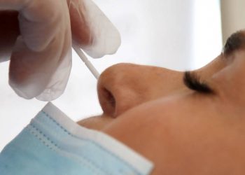 Paciente é testada contra Covid-19 em janeiro de 2022 (Foto: AFP)