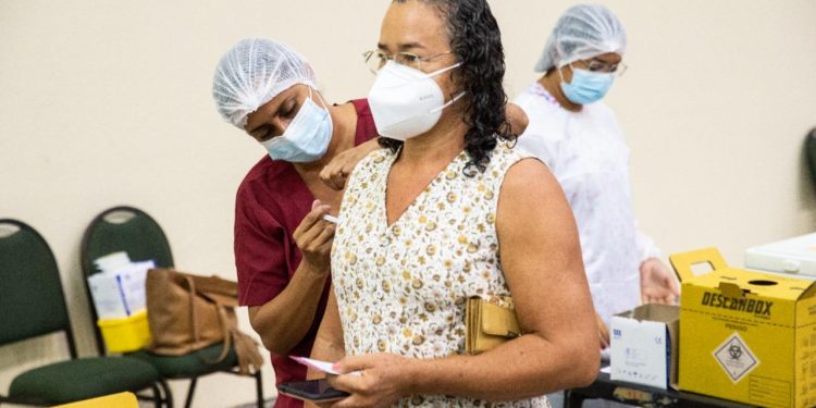 No Ceará, 17 mil idosos só se cadastraram para vacina da Covid quando já poderiam receber o reforço