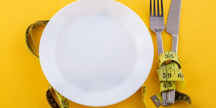 Nutricionista ou nutrólogo: qual especialidade procurar para montar dieta?