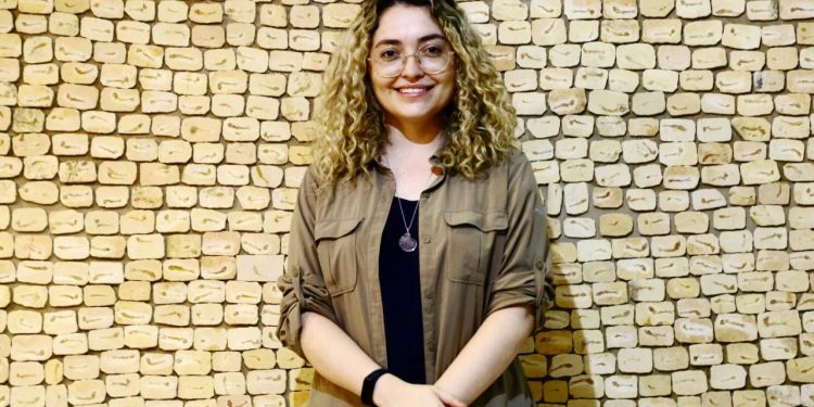 ‘Encontrei fragmentos de pterossauro’: como trabalha a paleontóloga que pesquisa fósseis no Cariri