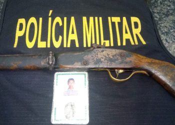 Em posse do suspeito foi apreendida uma arma de fogo tipo Garrucha (Foto: Divulgação/PMCE)