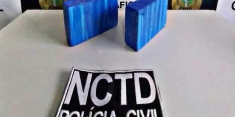 Polícia encontra 2kg de cocaína escondido em bolsa de passageira grávida em ônibus interestadual na rodoviária do Crato, no Ceará (Foto: SSPDS/Divulgação)