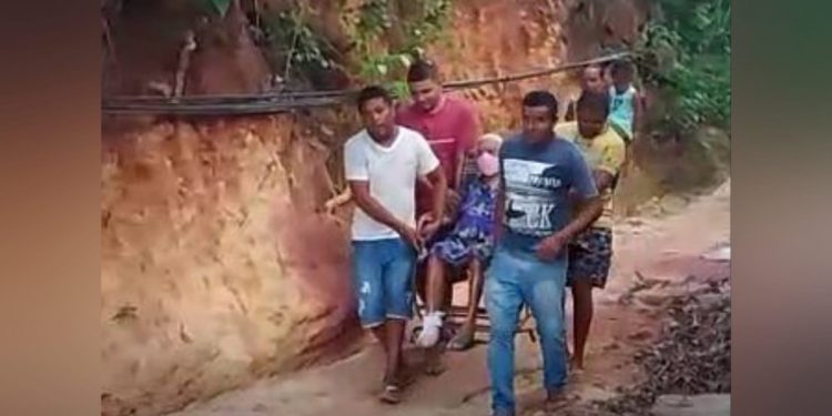 Crato: Devido a estrada intransitável, família usa cadeira para transportar idosa de 91 anos para o hospital