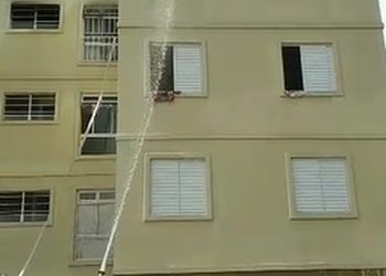 Incêndio atingiu uma unidade no terceiro de um dos blocos do condomínio residencial (Foto: Arquivo pessoal)