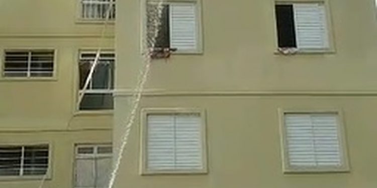 Bombeiros evacuam prédio após incêndio atingir apartamento em Juazeiro do Norte