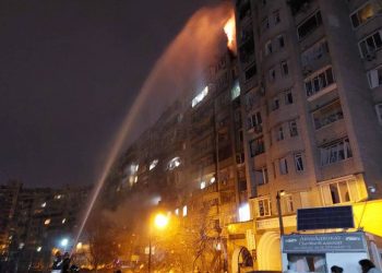 Bombeiros de Kiev apagam fogo em edifício atingido durante os ataques russos à capital ucraniana (Foto: Ministério da Emergência da Ucrânia/AFP)
