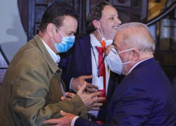 O ex-presidente Lula cumprimenta o presidente do PSD, Gilberto Kassab, em jantar do grupo Prerrogativas, em dezembro (Foto: Divulgação)