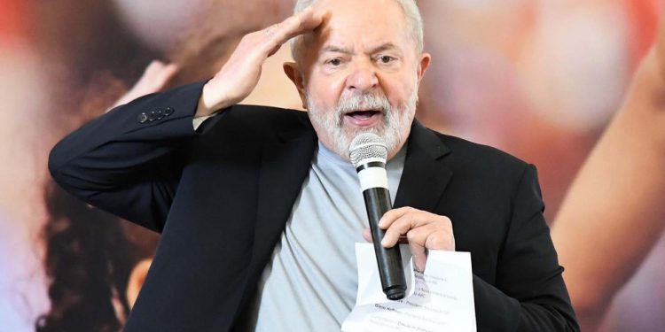 ‘Não posso enriquecer o acionista e empobrecer a dona de casa’, diz Lula sobre preços praticados pela Petrobras