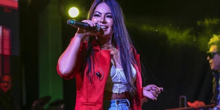 Paulinha Abelha, vocalista da banda Calcinha Preta, morre aos 43 anos