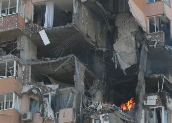 Prédio parcialmente destruído em Kiev, capital da Ucrânia (Foto: Gleb Aranich/Reuters)