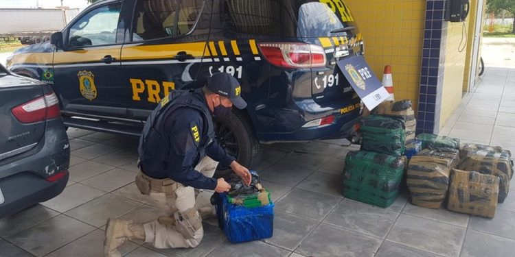 PRF apreende 400 kg de maconha escondidos em carro após perseguição de 23 km na BR-116, em Russas