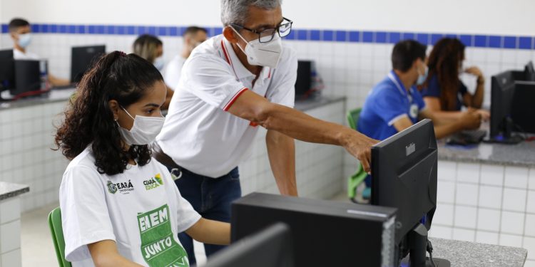 Camilo Santana anuncia reajuste de 33,34% do Piso do Magistério 2022