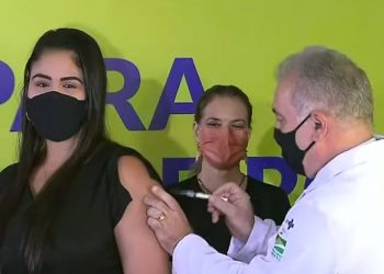 Ministro Marcelo Queiroga aplica vacina do imunizante produzido pela FioCruz (Foto: Divulgação)