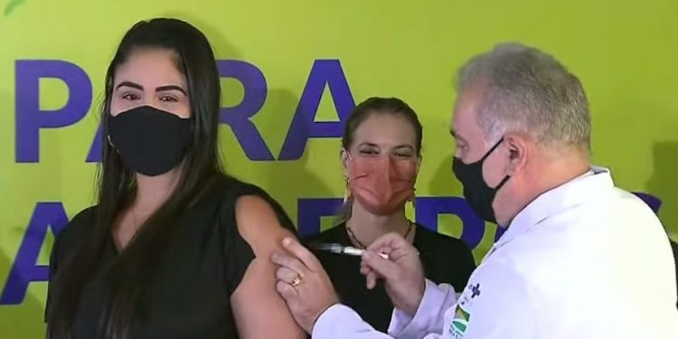 Covid-19: Brasil aplica vacina da AstraZeneca produzida nacionalmente