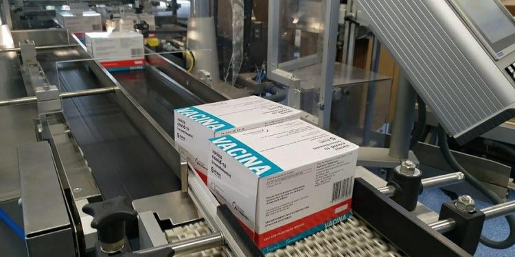 Fiocruz aprova primeiro lote de vacina 100% brasileira contra Covid