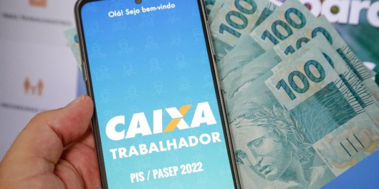 Novo abono PIS/Pasep de até R$ 1.212 é liberado; veja se você recebe