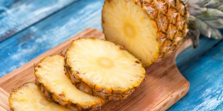Conheça os 15 benefícios do abacaxi para a saúde