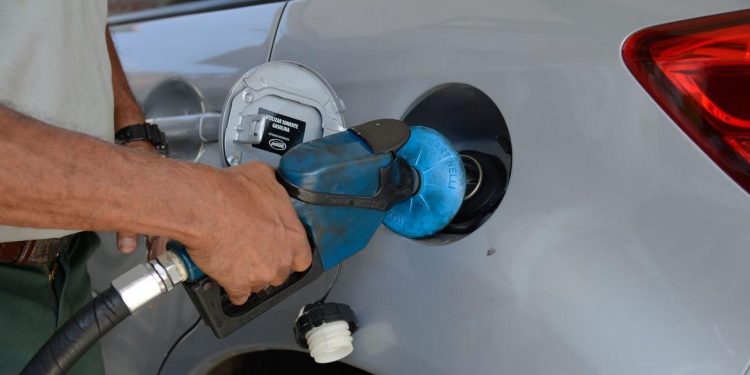 Bolsonaro sanciona projeto de lei que altera cobrança do ICMS sobre combustíveis; saiba o que muda