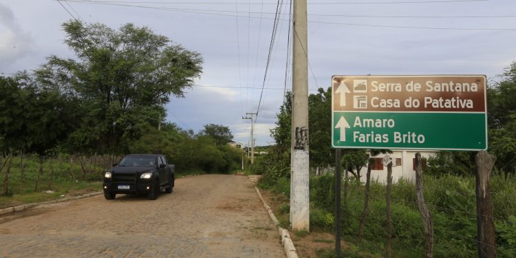 Com obras de pavimentação, acesso até casa do poeta Patativa do Assaré será melhorado