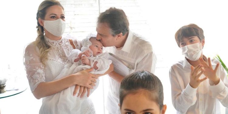 Camilo Santana e Onélia batizam filho José no dia do Padroeiro do Ceará