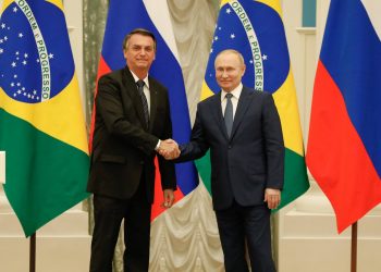 Bolsonaro e Putin se cumprimentam no Kremlin após encontro em Moscou, há duas semanas (Foto: Alan Santos/PR)